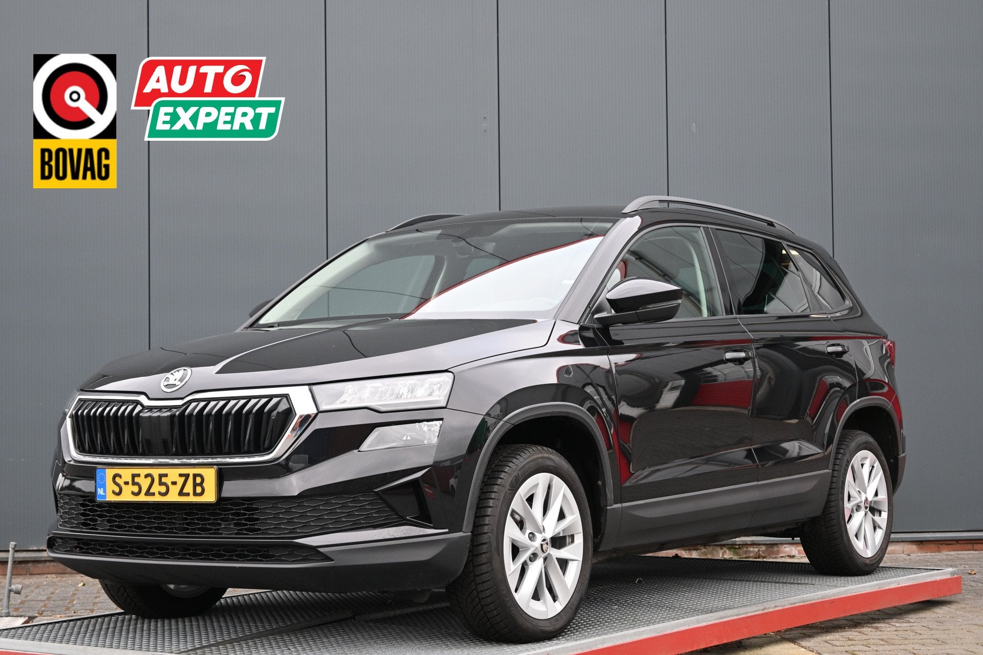 Skoda Karoq 1.0 TSI Business Edition trekhaak (bj 2023), Auto's, Voorwielaandrijving, Stof, Gebruikt, Zwart