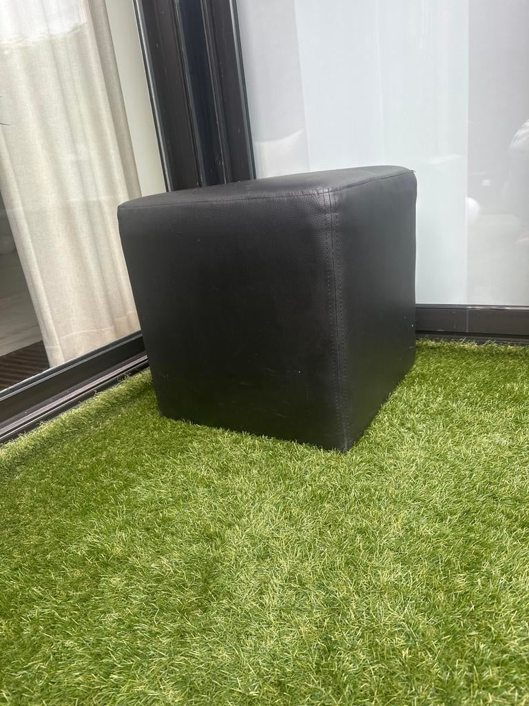 Zwarte vierkante poef van kunstleer, Minder dan 50 cm, Vierkant, Leer, Ophalen of Verzenden