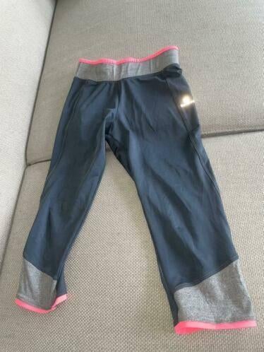 Domyos sportbroek 134 grijs kuitbroek, Verzenden, Zo goed als nieuw, Meisje, Sport- of Zwemkleding