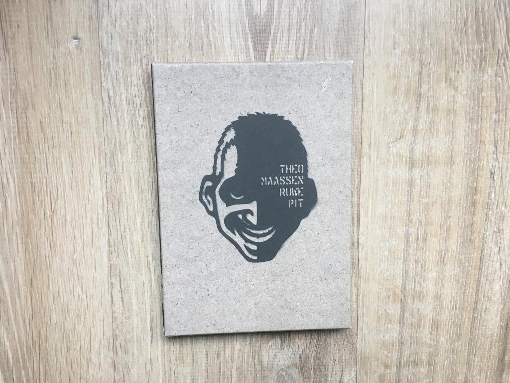 cd Theo Maassen ruwe pit 2005 schreeuw tegen de wereld, Verzenden, Zo goed als nieuw, Humor en Cabaret, Boxset