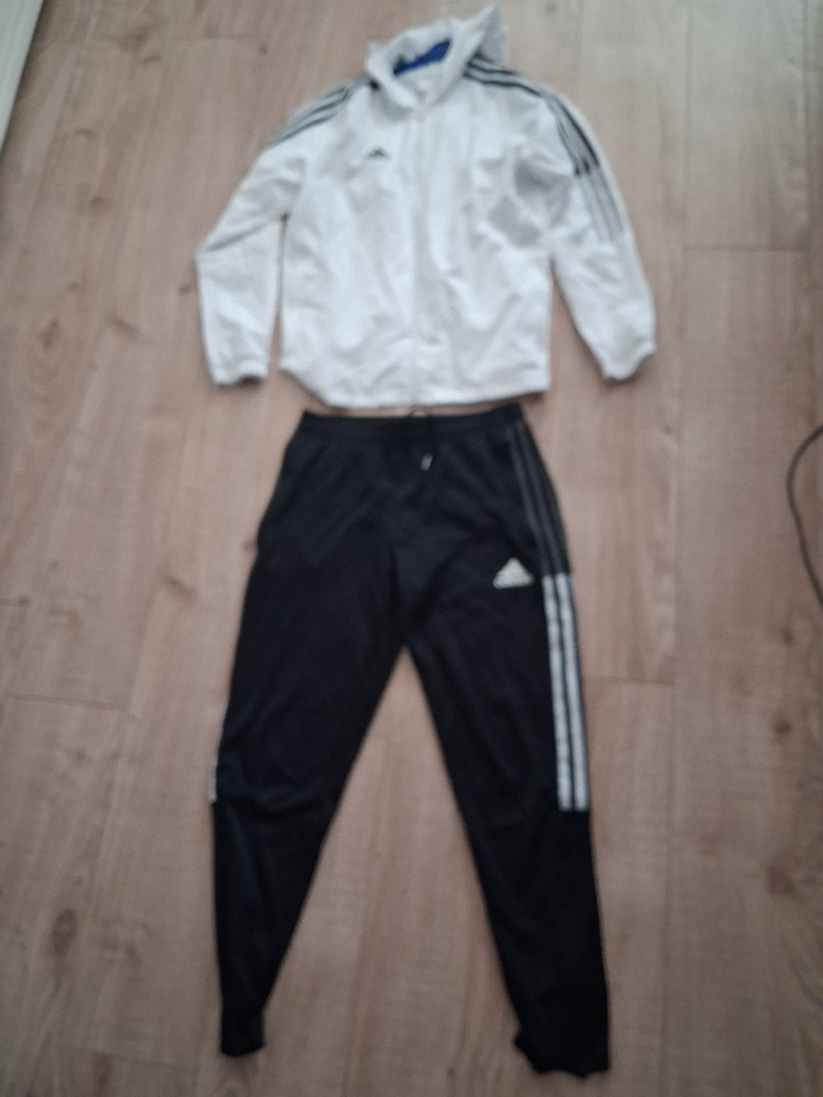 Adidas trainingspak wit/zwart - Maat M, Kleding | Heren, Sportkleding, Maat 48/50 (M), Wit, Ophalen of Verzenden, Adidas