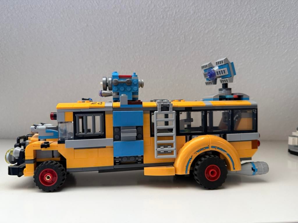 Hidden inside schoolbus, Ophalen, Zo goed als nieuw