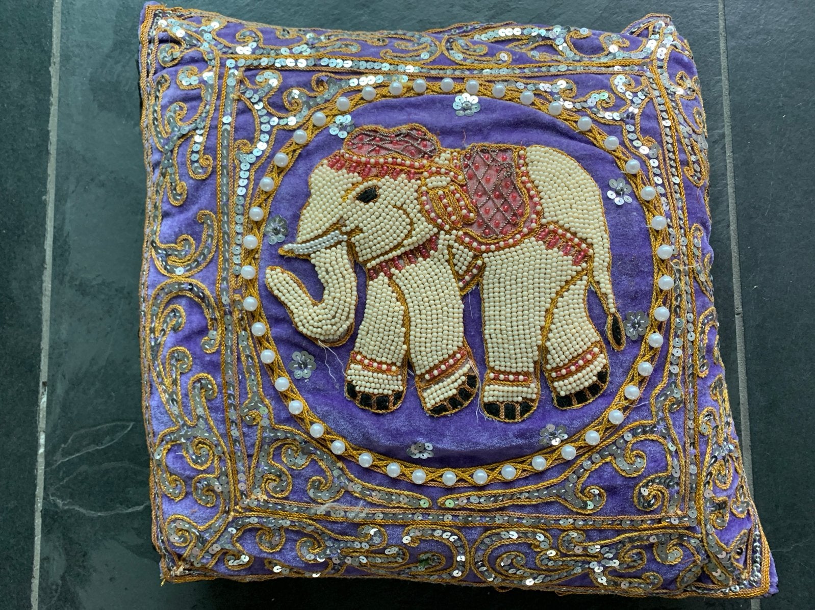 Indiase Sierkussen met Olifant, Kralen & Pailletten 40x40cm, Huis en Inrichting, Woonaccessoires | Kussens, Zo goed als nieuw