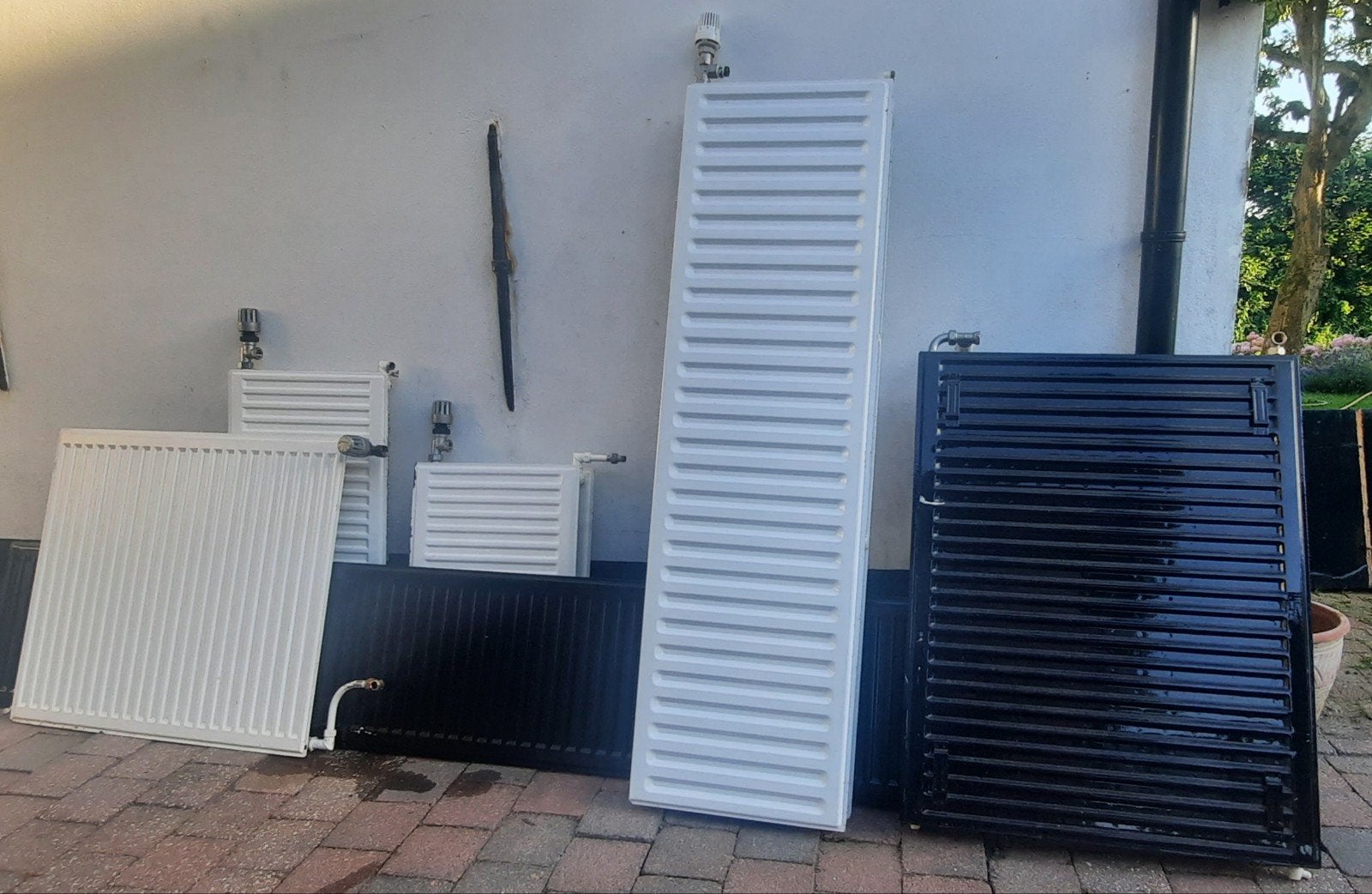 Grote partij radiatoren met ophangbeugels en thermost.kranen, Doe-het-zelf en Verbouw, Verwarming en Radiatoren, Ophalen, 30 tot 80 cm