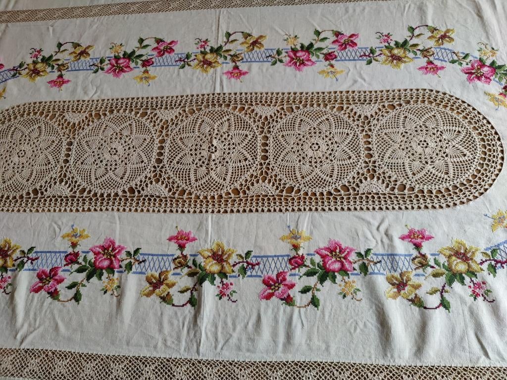 Groot geborduurd gehaakt tafelkleed met bloemen, Verzenden, Zo goed als nieuw, Rechthoek