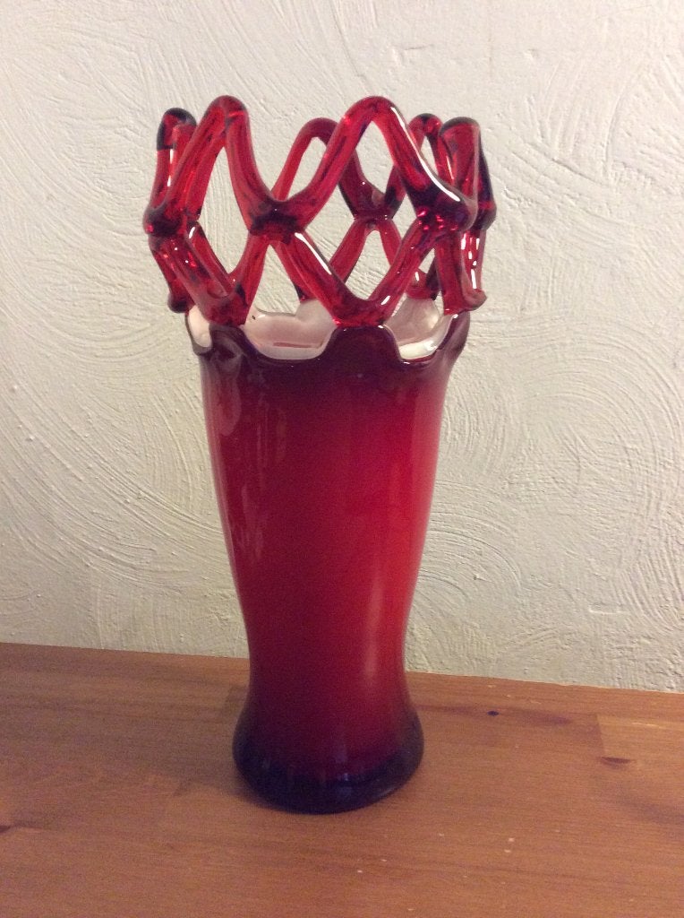 Handgeblazen glazen vaas, rood en wit. sierlijke rand. 30 cm, Ophalen of Verzenden, Handgemaakt, Rood, Glas