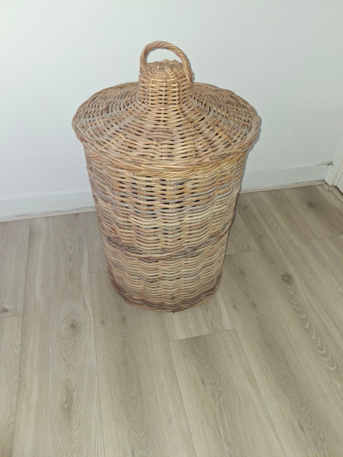 Grote rieten mand met deksel - Handgemaakt, Huis en Inrichting, Gebruikt, Mand, Rond, Ophalen of Verzenden