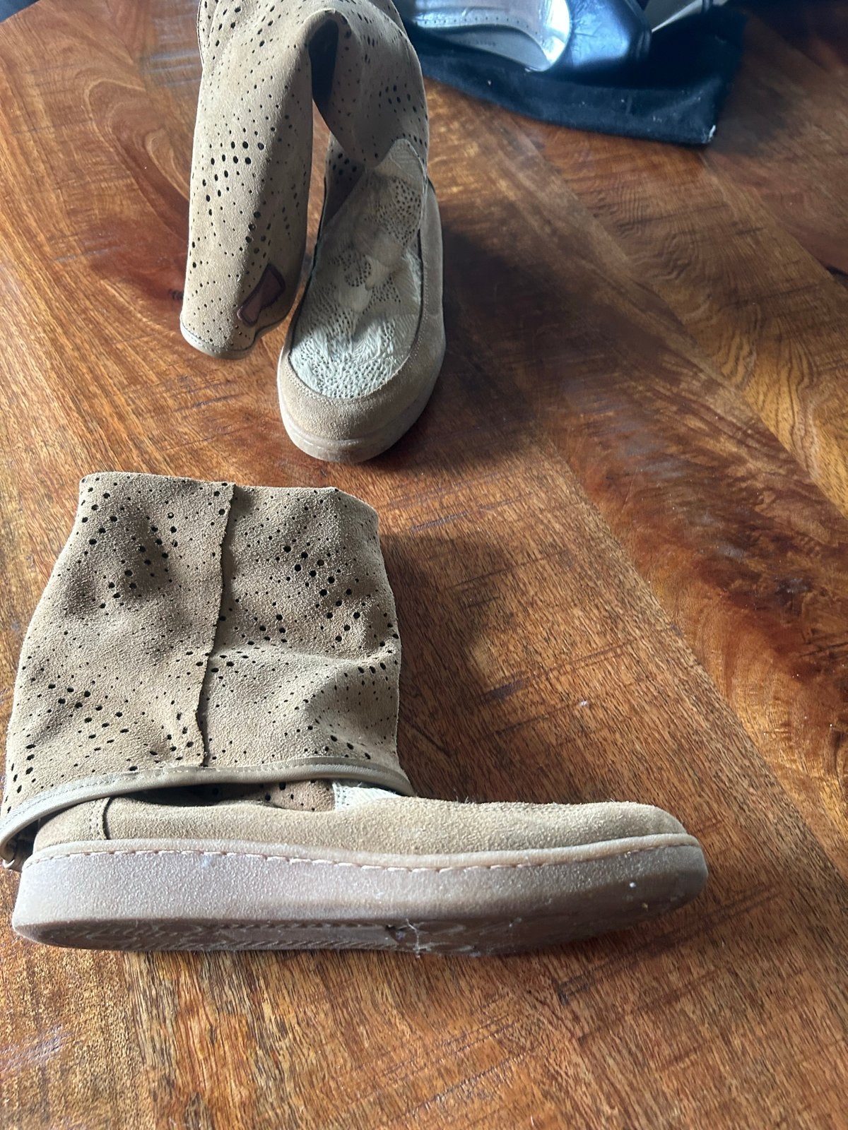 Suède laarzen met perforaties - Beige, Verzenden, Gedragen, Beige, Hoge laarzen