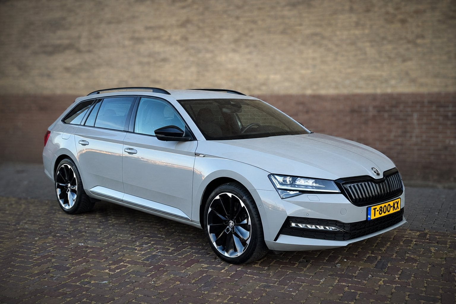 Skoda Superb 1.4 TSI Phev 217pk Dsg-6 2021 Grijs, Auto's, Skoda, Plug-in hybride, Dealer onderhouden, 102 €/maand, Te koop