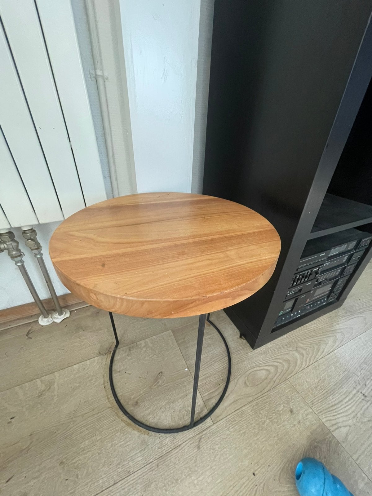 Mooi bijzettafeltje met een mat zwart frame, 45 tot 60 cm, Minder dan 55 cm, Rond, Ophalen of Verzenden