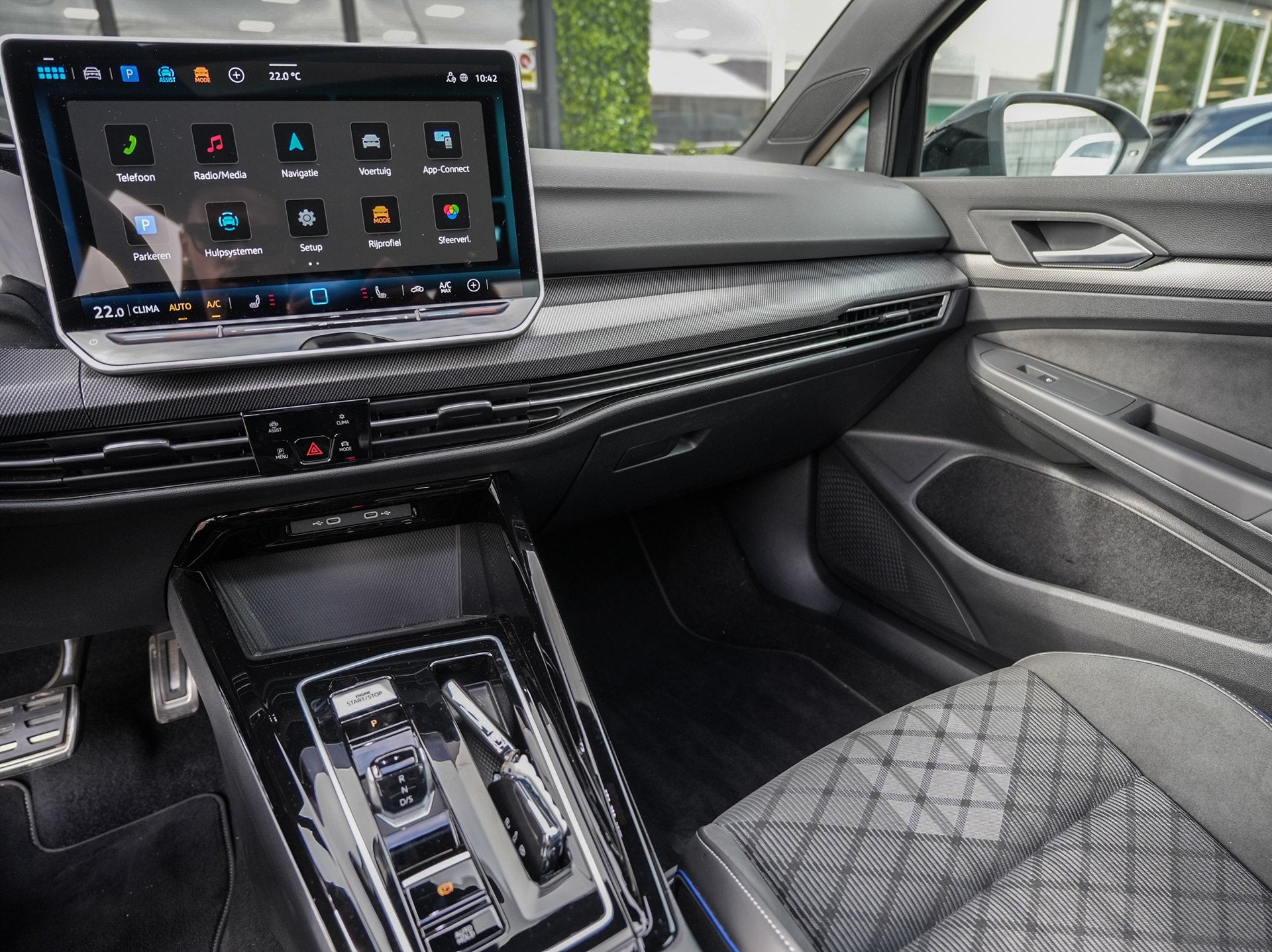 Volkswagen Golf 1.5 TSI R-Line Edition | Pano | Camera | Dri, 4 cilinders, 1246 kg, Alcantara, Zwart