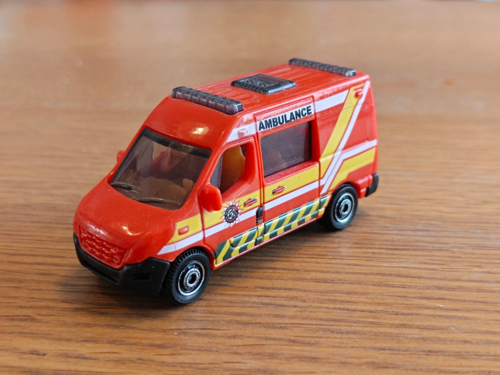 Matchbox Renault Master Ambulance ROOD, Ophalen of Verzenden, Zo goed als nieuw, Auto