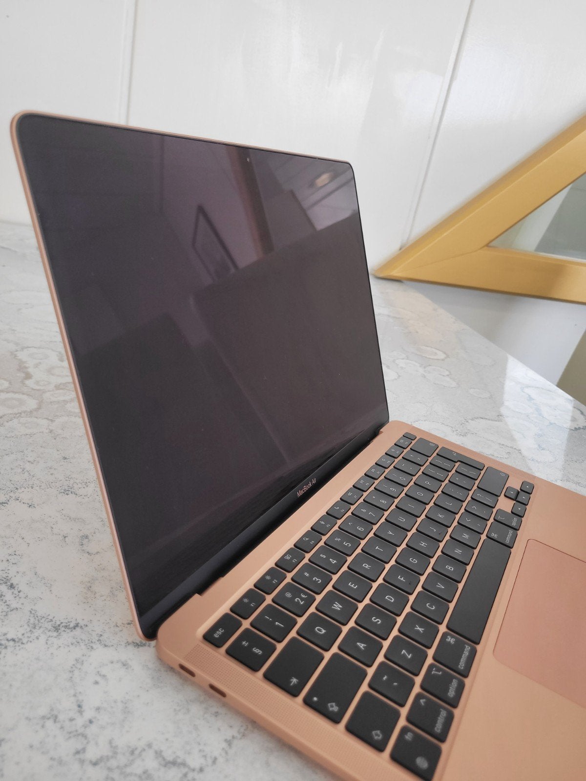Foto 4 van MacBook Air M1 | 16GB RAM | 256GB SSD | Rose Gold