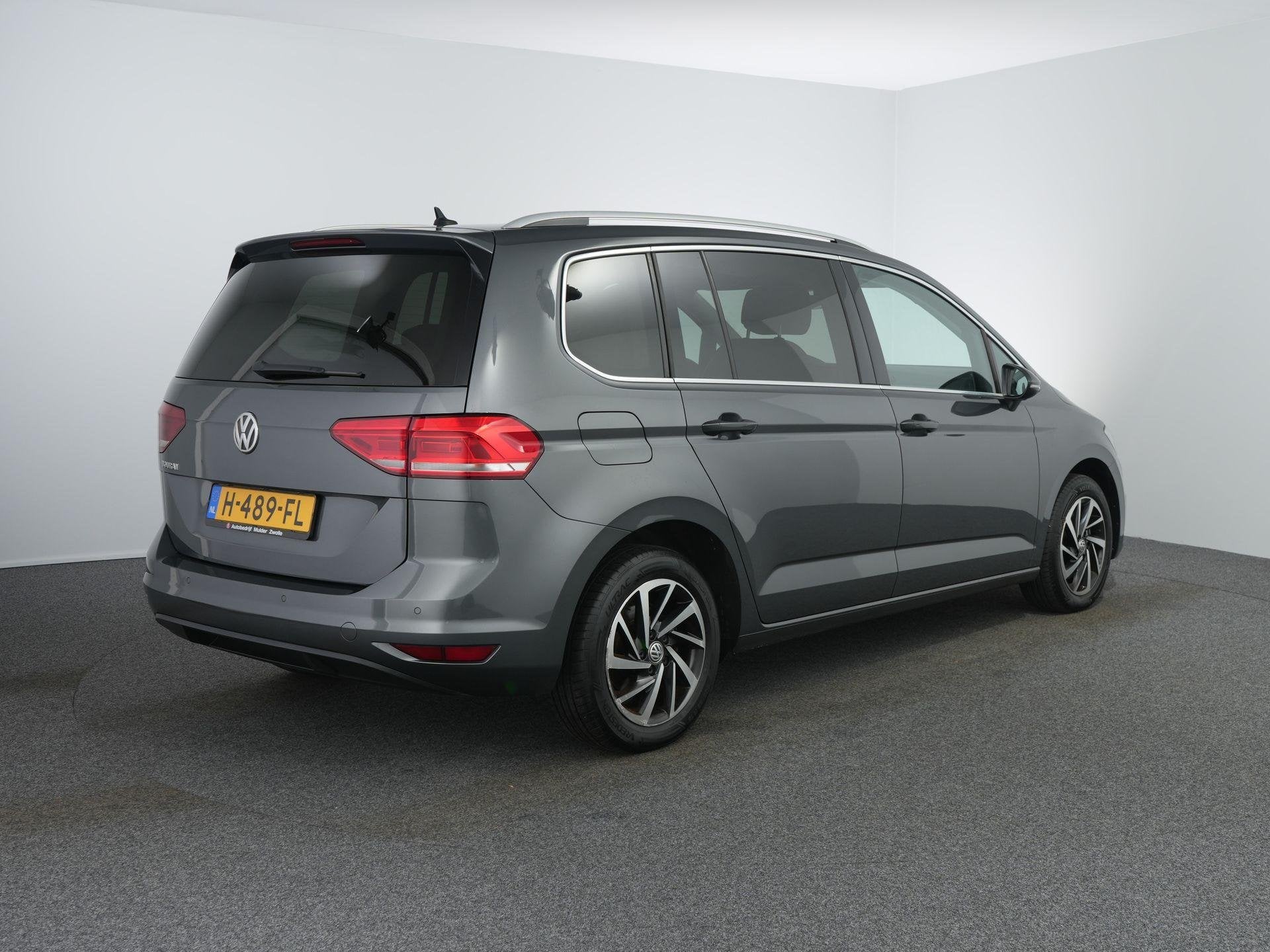 Volkswagen Touran 1.5 TSI Highline Business R 7p | Led | ACC, 4 cilinders, 150 pk, 7 stoelen, Automatische klimaatregeling