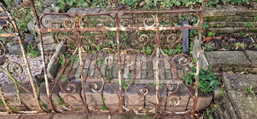 2 Antieke smeedijzeren balkon/raam balustrades (brocante), Ophalen, Gebruikt, IJzer, Sierhekwerk