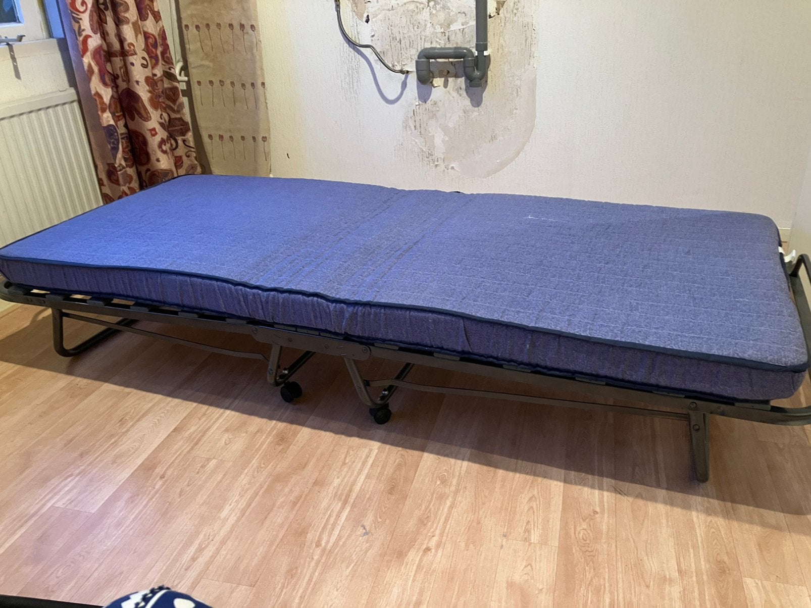 Te koop: inklapbed met houten planken, inclusief matras, Ophalen, Gebruikt, Eenpersoons, Bruin