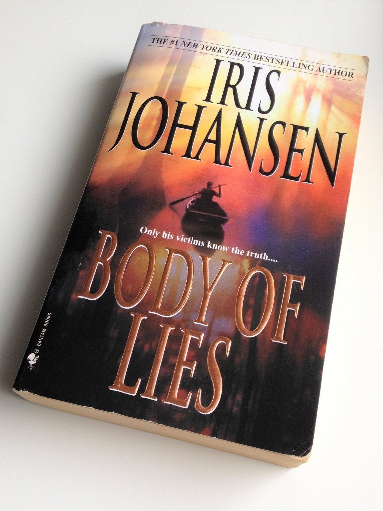 Iris Johansen - Body of Lies – paperback, 369 p., Boeken, Ophalen of Verzenden, Zo goed als nieuw, Amerika