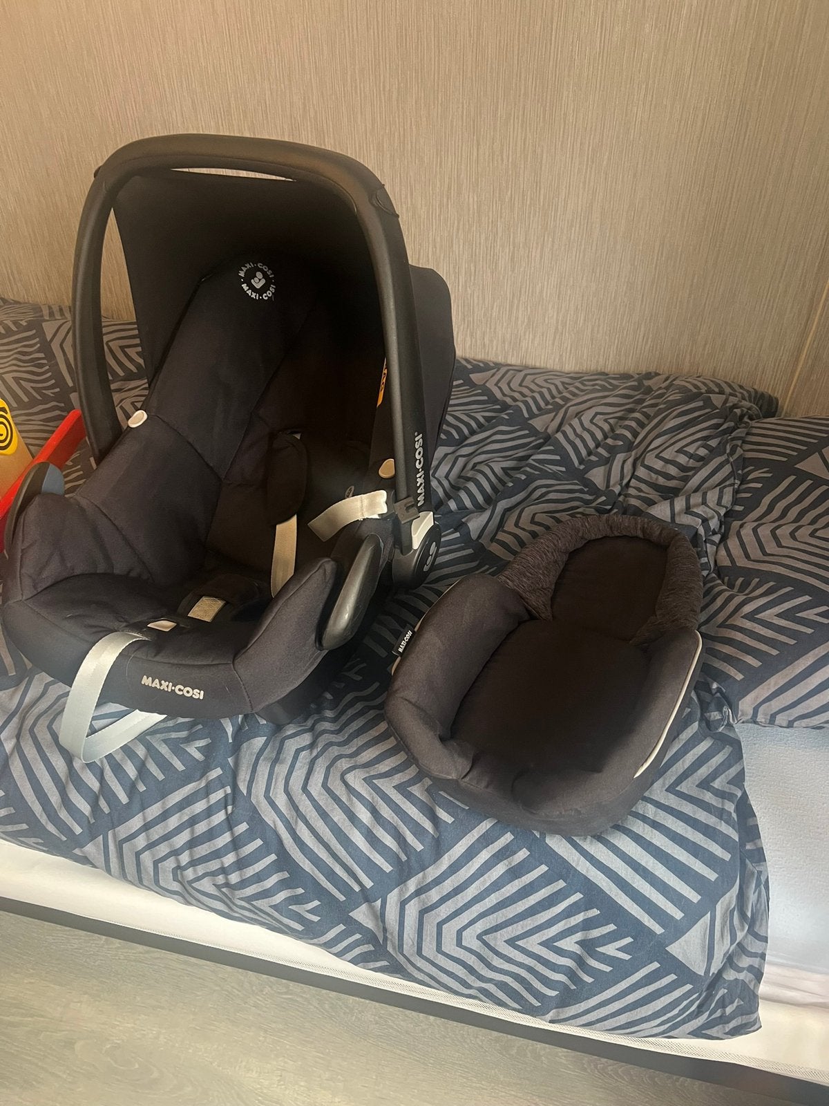 Zwarte maxi cosi met verkleiner en zonnedoek., Ophalen, Autogordel, Zo goed als nieuw, 0 t/m 13 kg