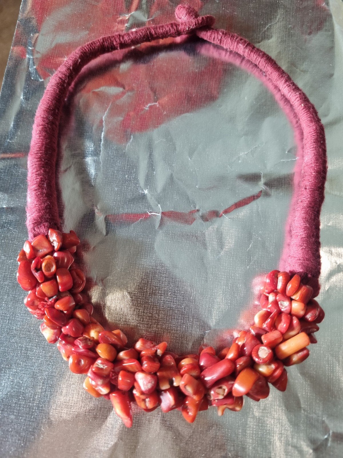 Handgemaakte ketting met rode koraalstukjes, Sieraden, Tassen en Uiterlijk, Kettingen, Ophalen of Verzenden, Zo goed als nieuw