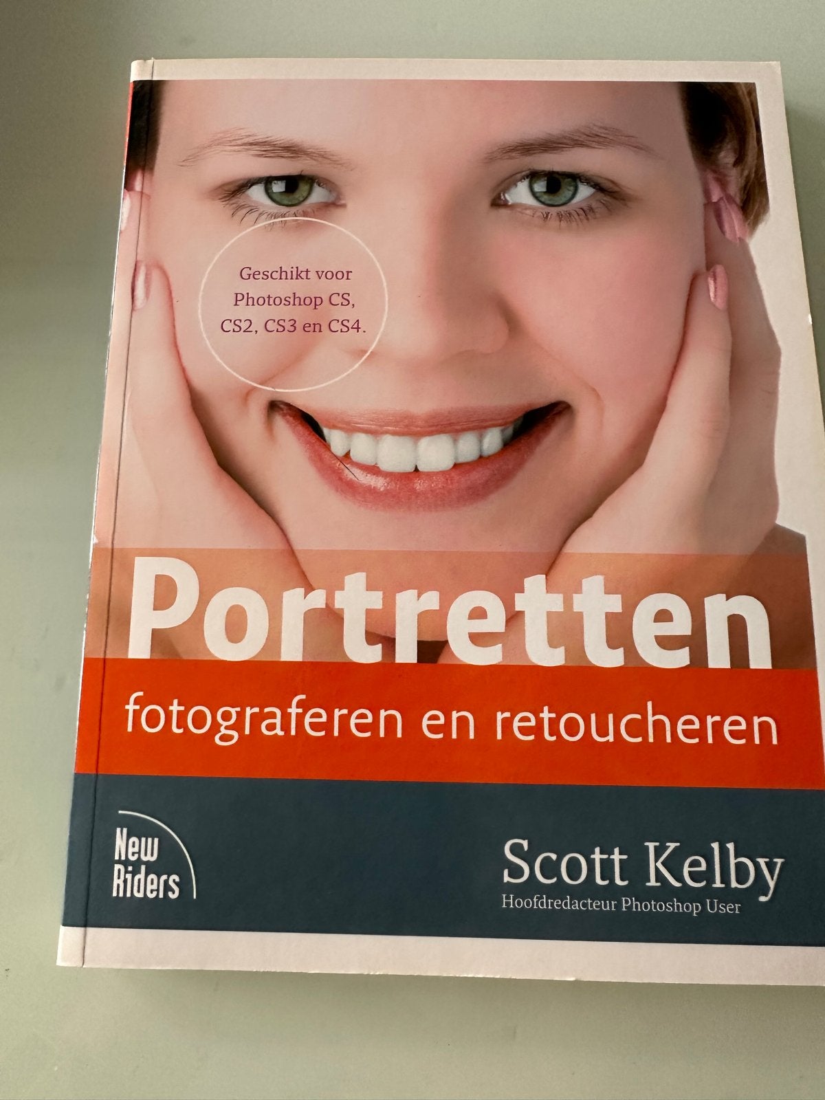 Portretten fotograferen en retoucheren - Scott Kelby, Ophalen of Verzenden, Zo goed als nieuw, Fotografie algemeen