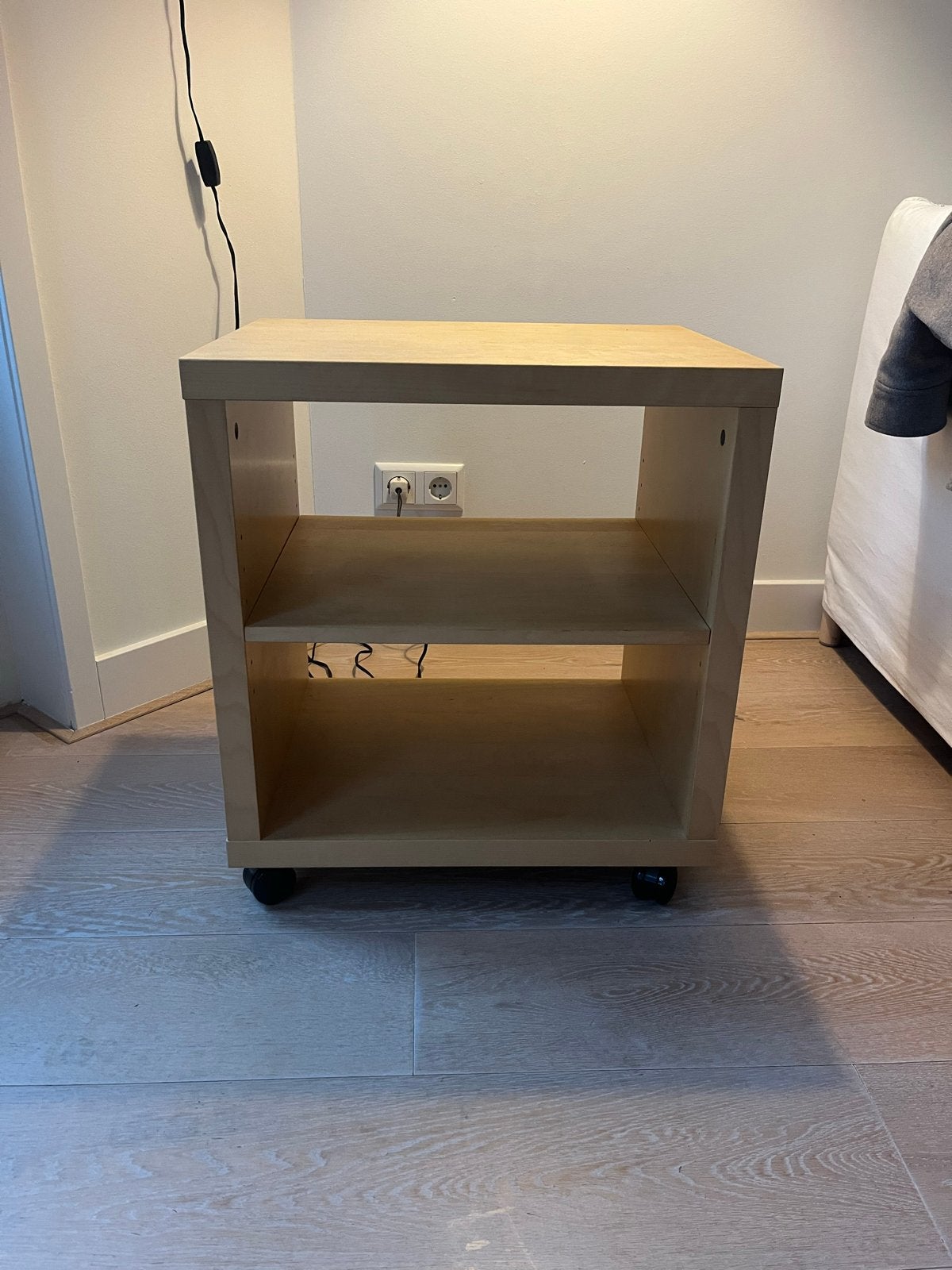 Houten TV meubel op wieltjes, Huis en Inrichting, Ophalen of Verzenden, Zo goed als nieuw