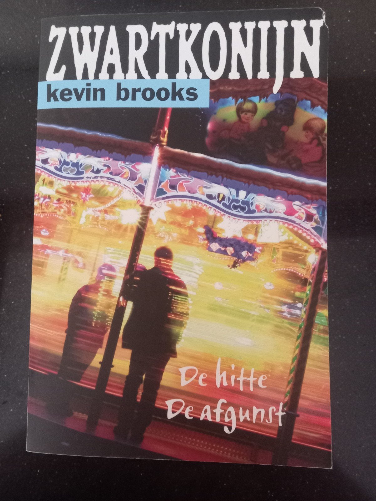 Kevin Brooks - Zwartkonijn, Boeken, Ophalen of Verzenden, Gelezen, Kevin Brooks