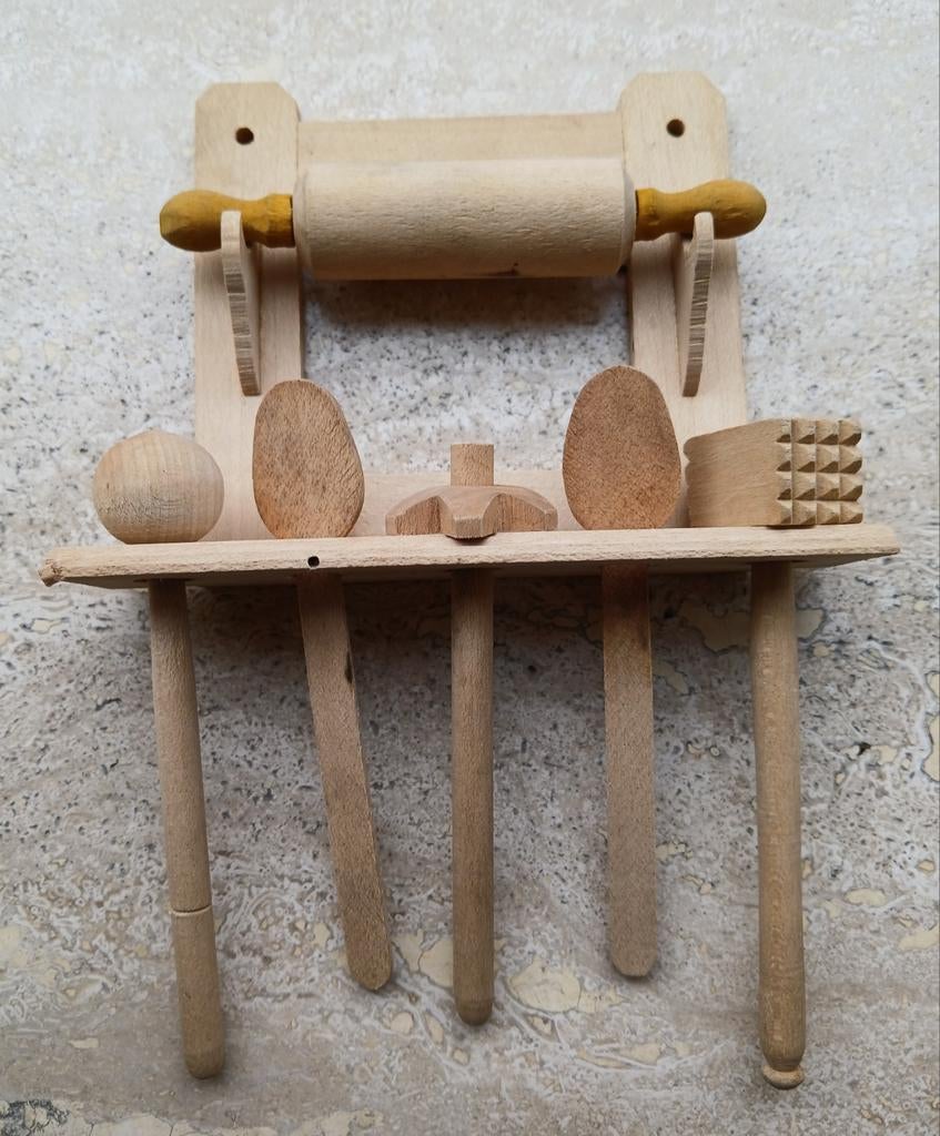 Voor de poppenkeuken, houten poppenrekje/pollepelrekje, Ophalen