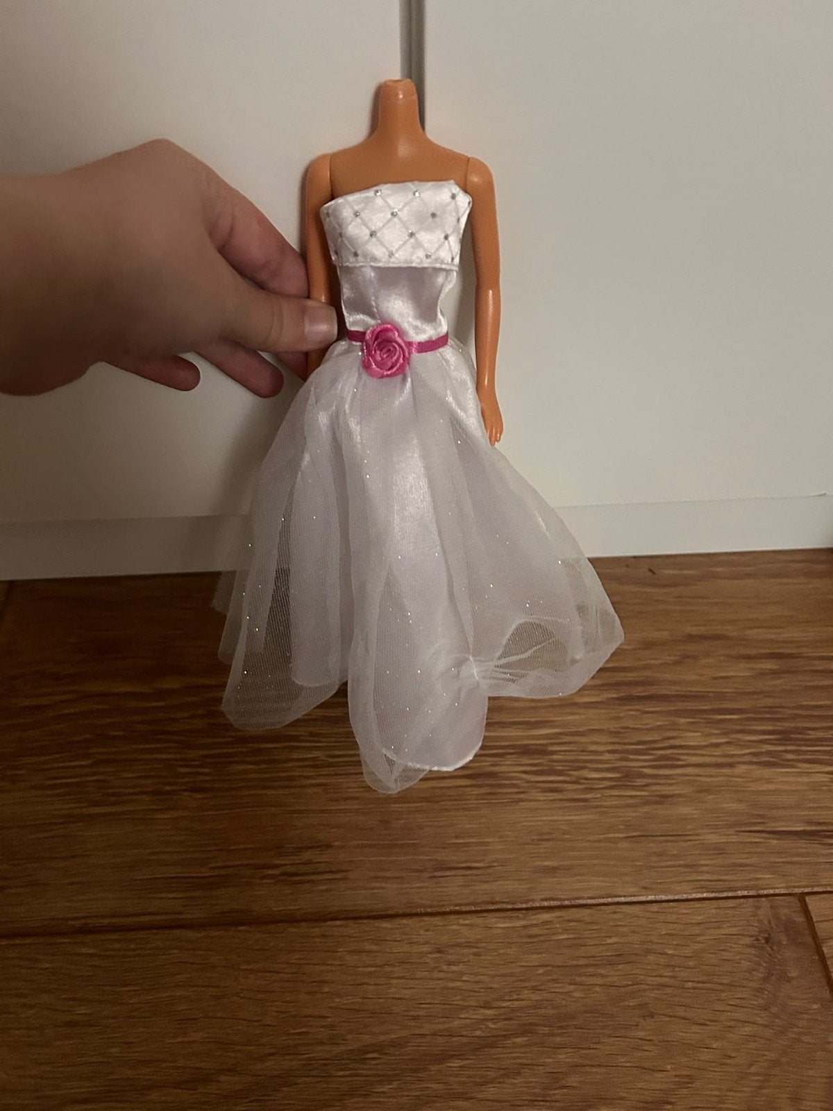 Barbiepop jurkje - Wit met roze accenten, Kinderen en Baby's, Ophalen of Verzenden, Gebruikt, Barbie