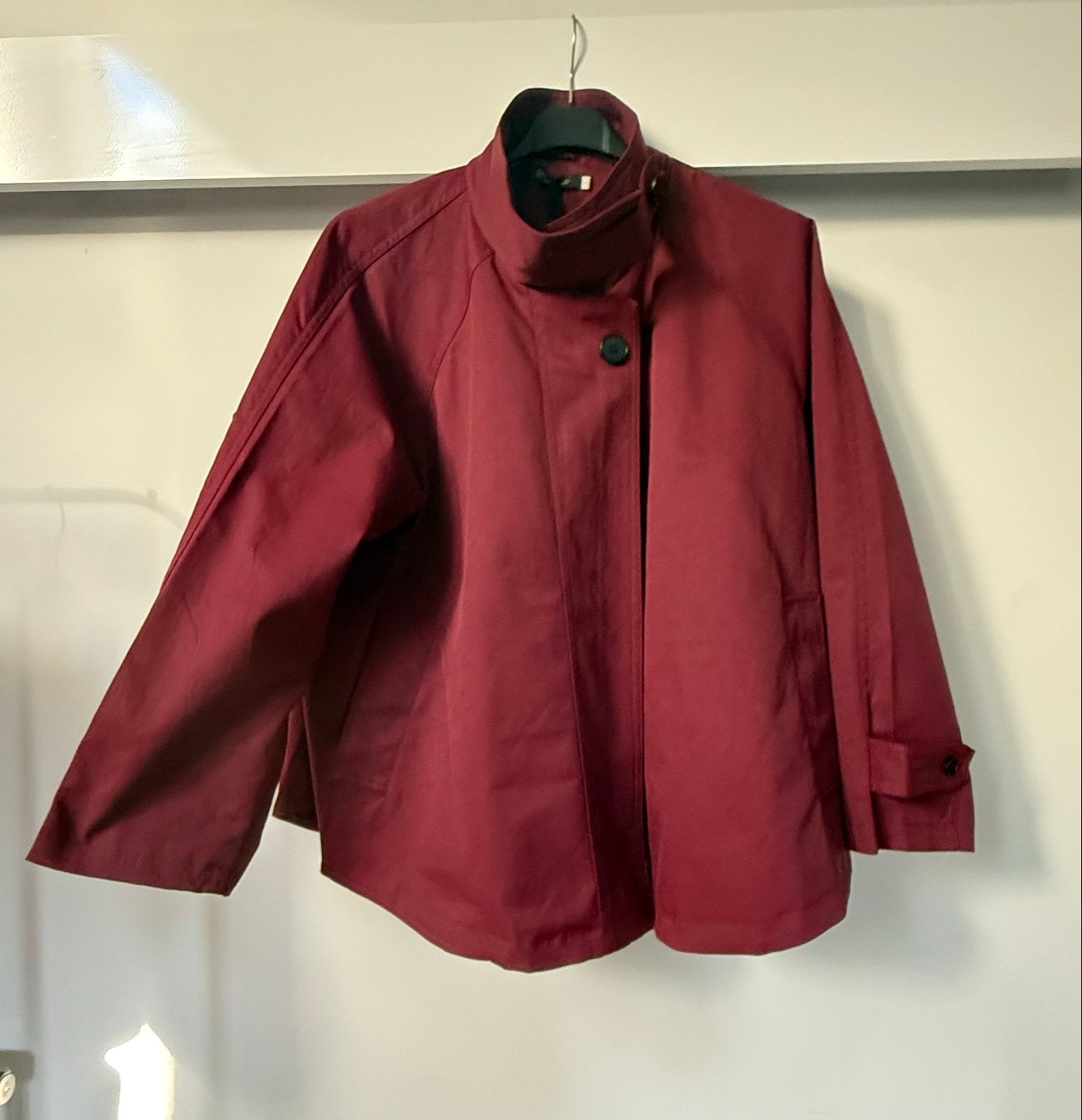 Stijlvolle bordeauxrode trenchcoat, Kleding | Dames, Ophalen of Verzenden, Nieuw, Maat 38/40 (M), Rood