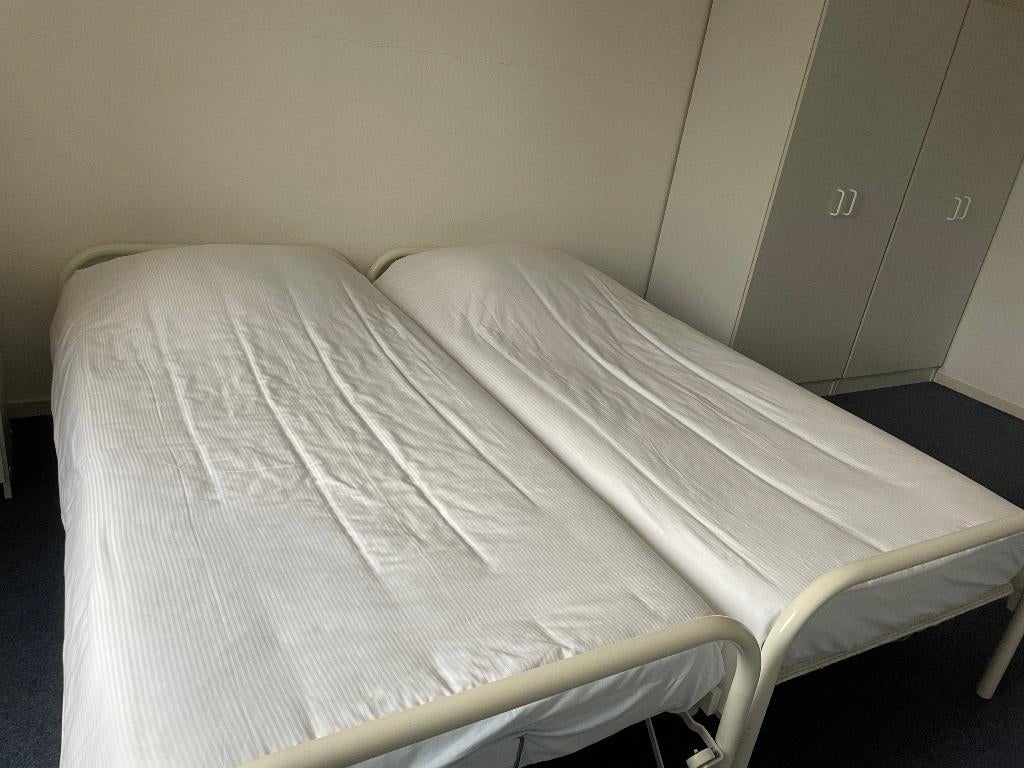 2 Witte onderschuifbare bedden met matras en beschermhoezen, Ophalen, 90 cm, Eenpersoons, Wit