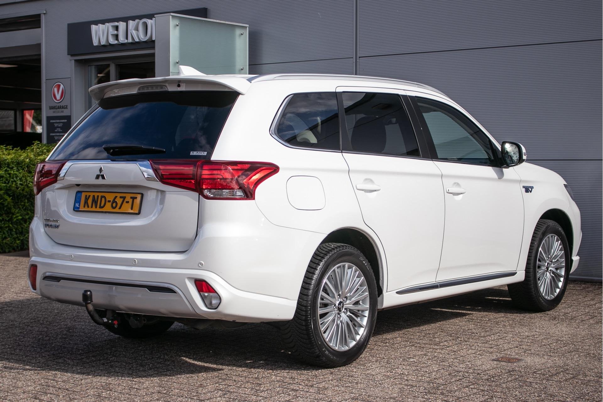 Mitsubishi Outlander 2.4 PHEV Intense+ -Afn. trekhaak | Elec, Automaat, 135 pk, Zwart, 4 cilinders