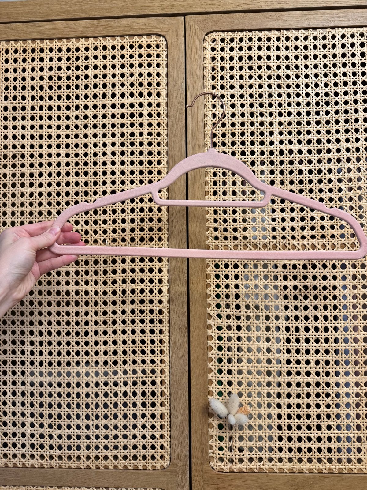94 Roze Fluweel Kledinghangers - 44x22 cm, Ophalen, Gebruikt, Fluweel, Volwassenen