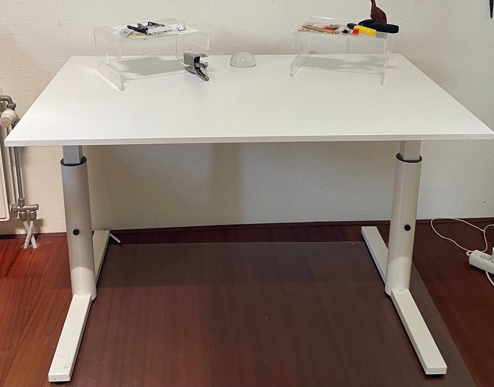 Modern wit zit-sta bureau, in hoogte verstelbaar, Ophalen, Zit-sta bureau, Elektrisch, Spaanplaat of MDF