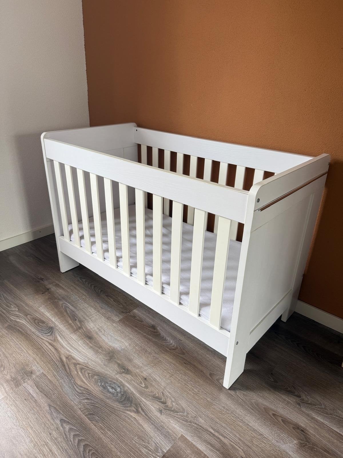 Wit ledikantje voor baby of peuter, Ophalen, Gebruikt, Ledikant
