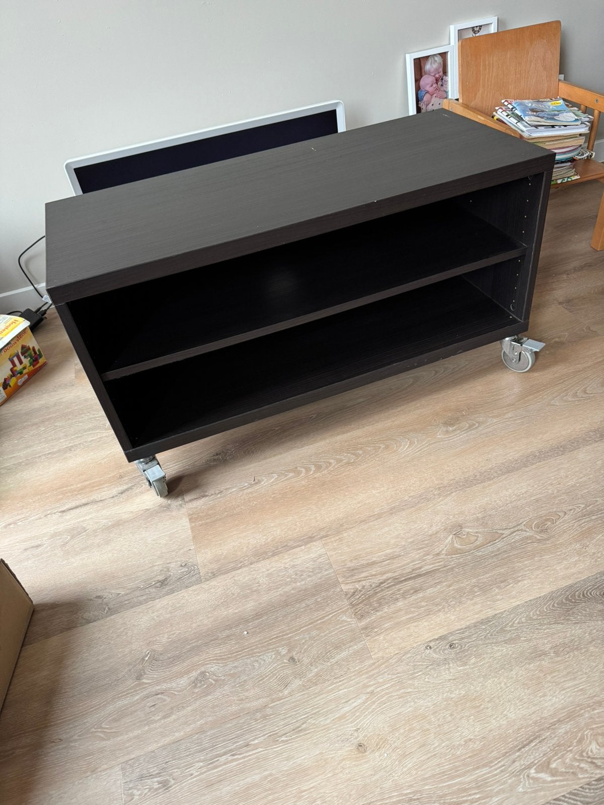 Zwarte tv meubel op wielen, Ophalen, Zo goed als nieuw, 25 tot 50 cm, Minder dan 100 cm