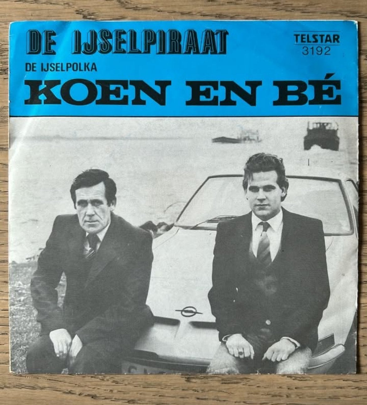 Koen en Bé - De IJsselpiraat (single), Cd's en Dvd's, 7 inch, Ophalen of Verzenden, Zo goed als nieuw, Levenslied of Smartlap