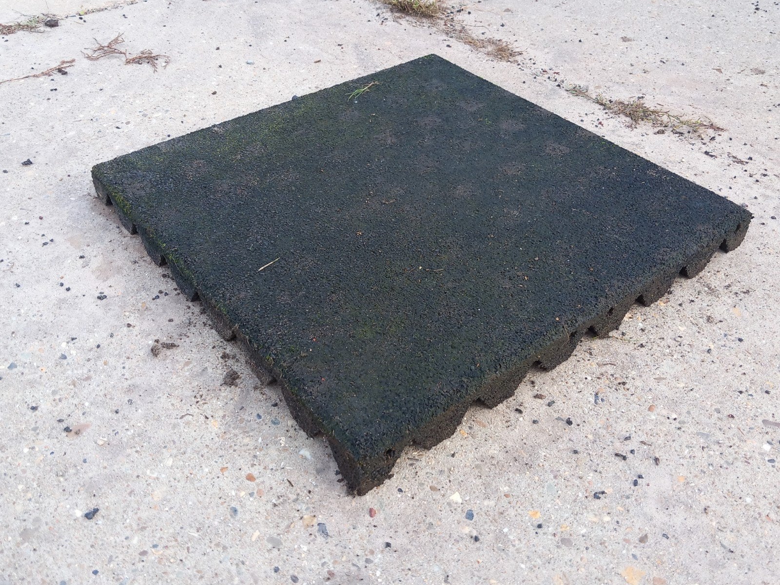 AANBIEDING: 282 Rubber tegels 50x50x4,5. Van €4,45 NU €4,25