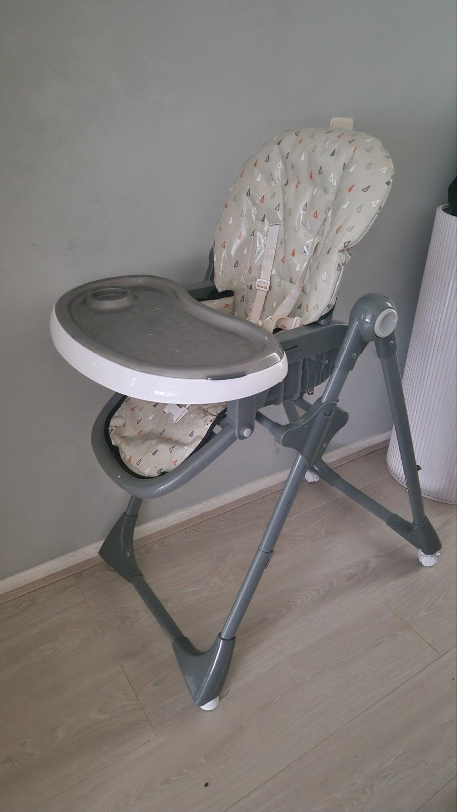 kinderstoel grijs, Kinderen en Baby's, Kinderkamer | Tafels en Stoelen, Ophalen, Zo goed als nieuw, Stoel(en)