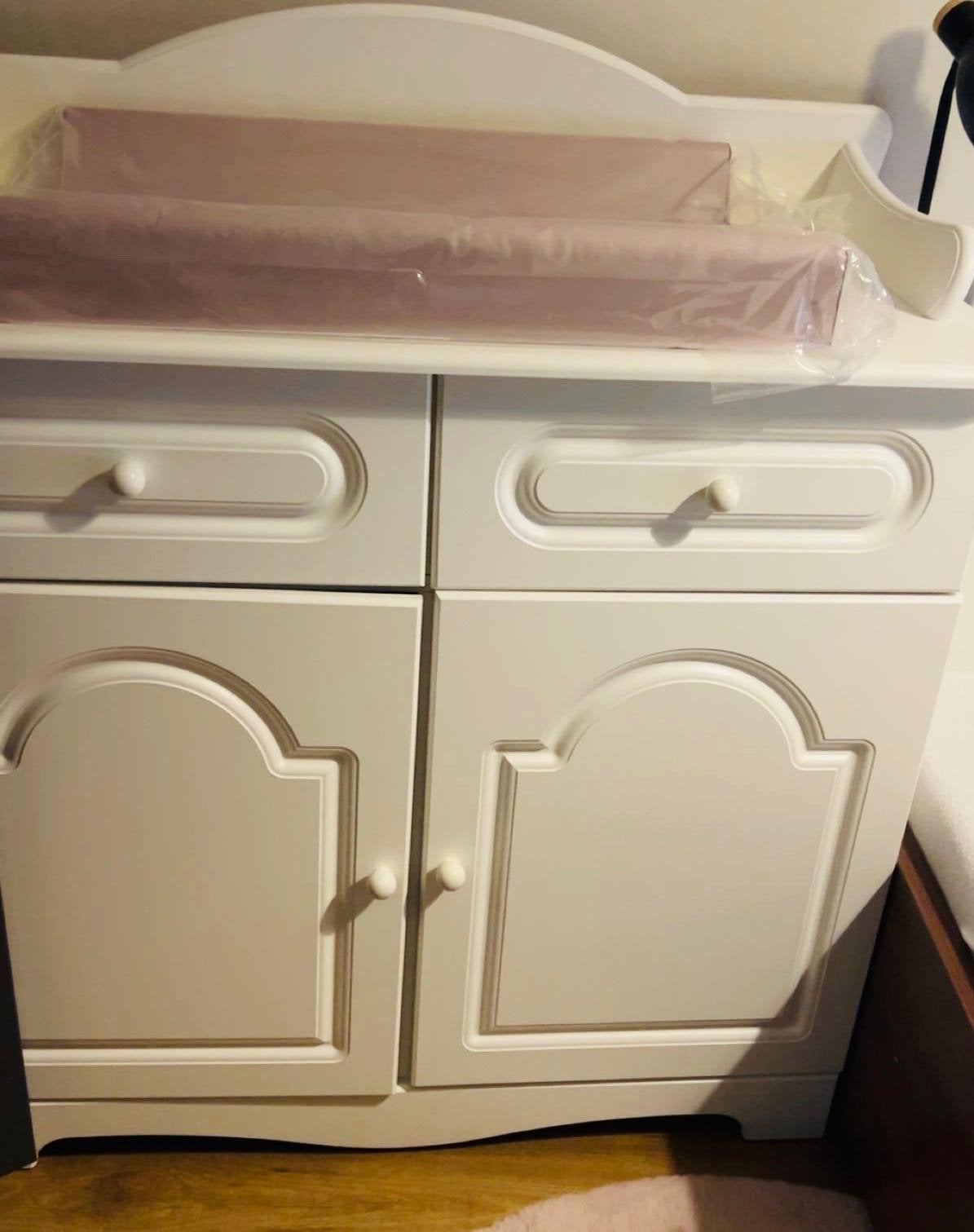 Witte Commode met Opstaande Rand en Lades (m2458986456) — Kinderkamer ...