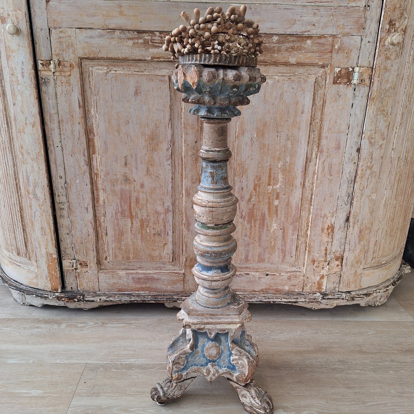 Geweldige antieke houten kandelaar in blauw, Ophalen of Verzenden