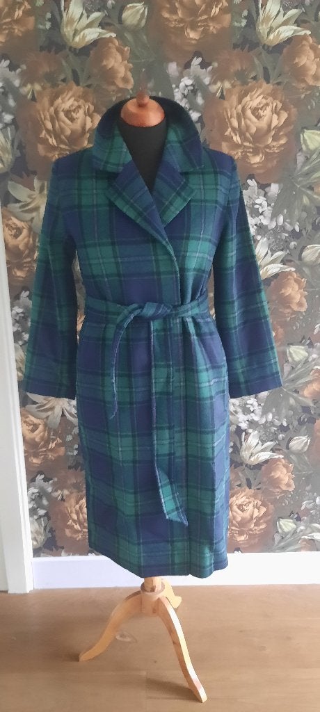 Trenchcoat jas in schotse ruit groen blauw roze 36 S nieuw, Blauw, Marten Meesstraat 17, Nieuw, Ophalen of Verzenden