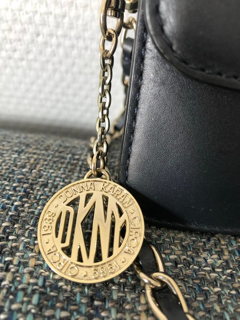 DKNY Zwart Schoudertasje met Gouden Details, Ophalen of Verzenden, Zo goed als nieuw, Zwart, Schoudertasje