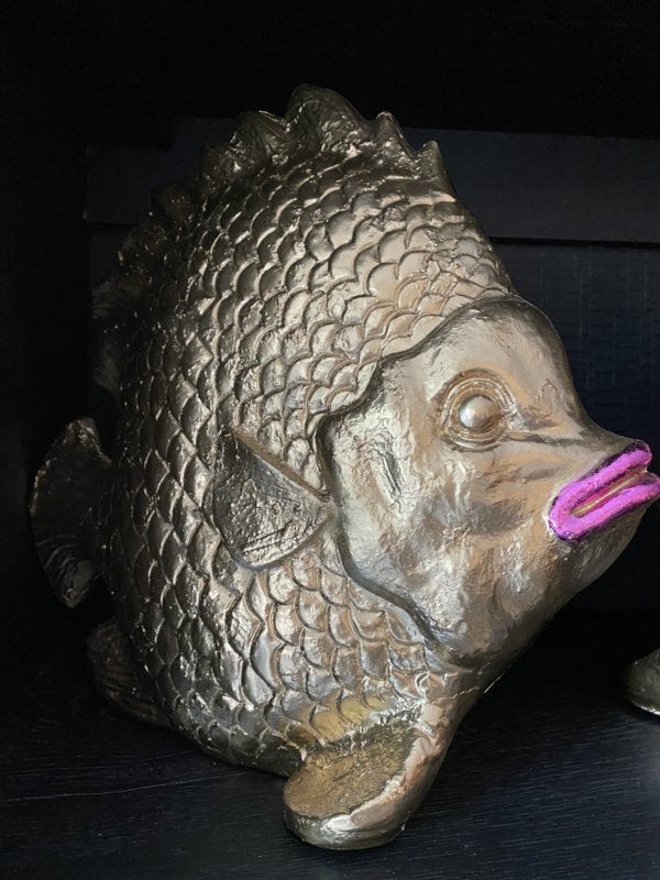 Beeld grote vis goud zoenvis met lipstick goudvis 44cm. VdlM, Ophalen of Verzenden, Nieuw, Dier