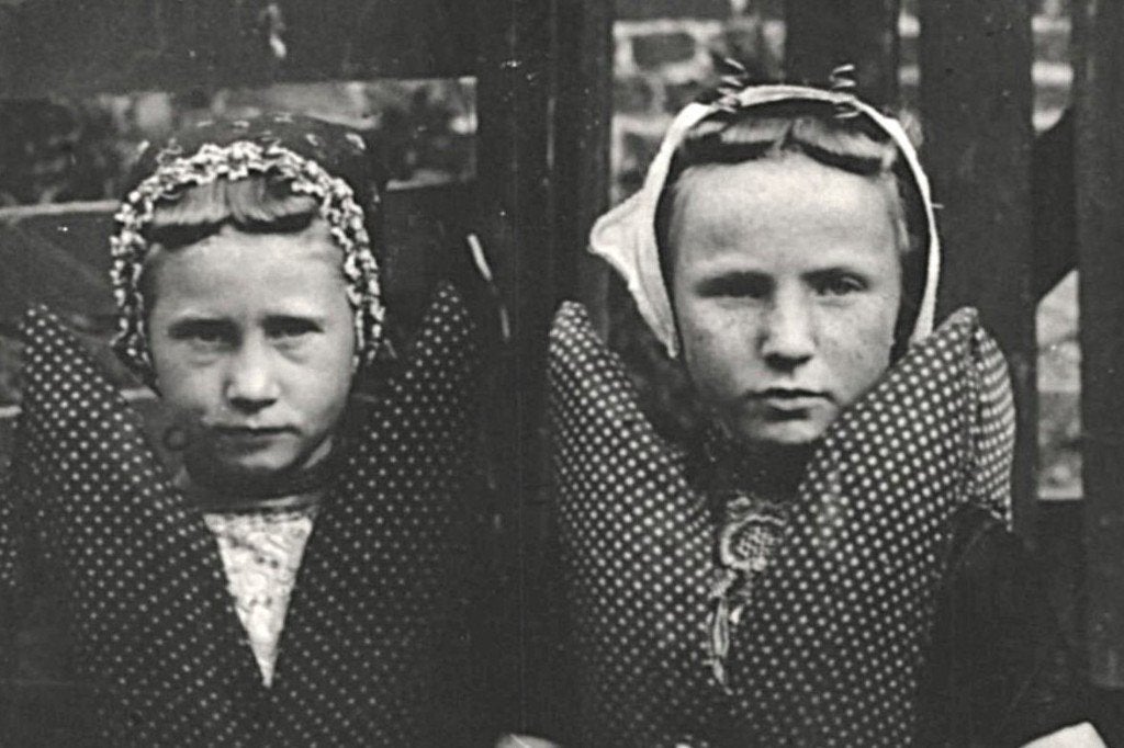 988174 Axel ZL Klederdracht Nette oude kaart Onbeschreven, Ophalen of Verzenden, 1940 tot 1960, Ongelopen, Zeeland