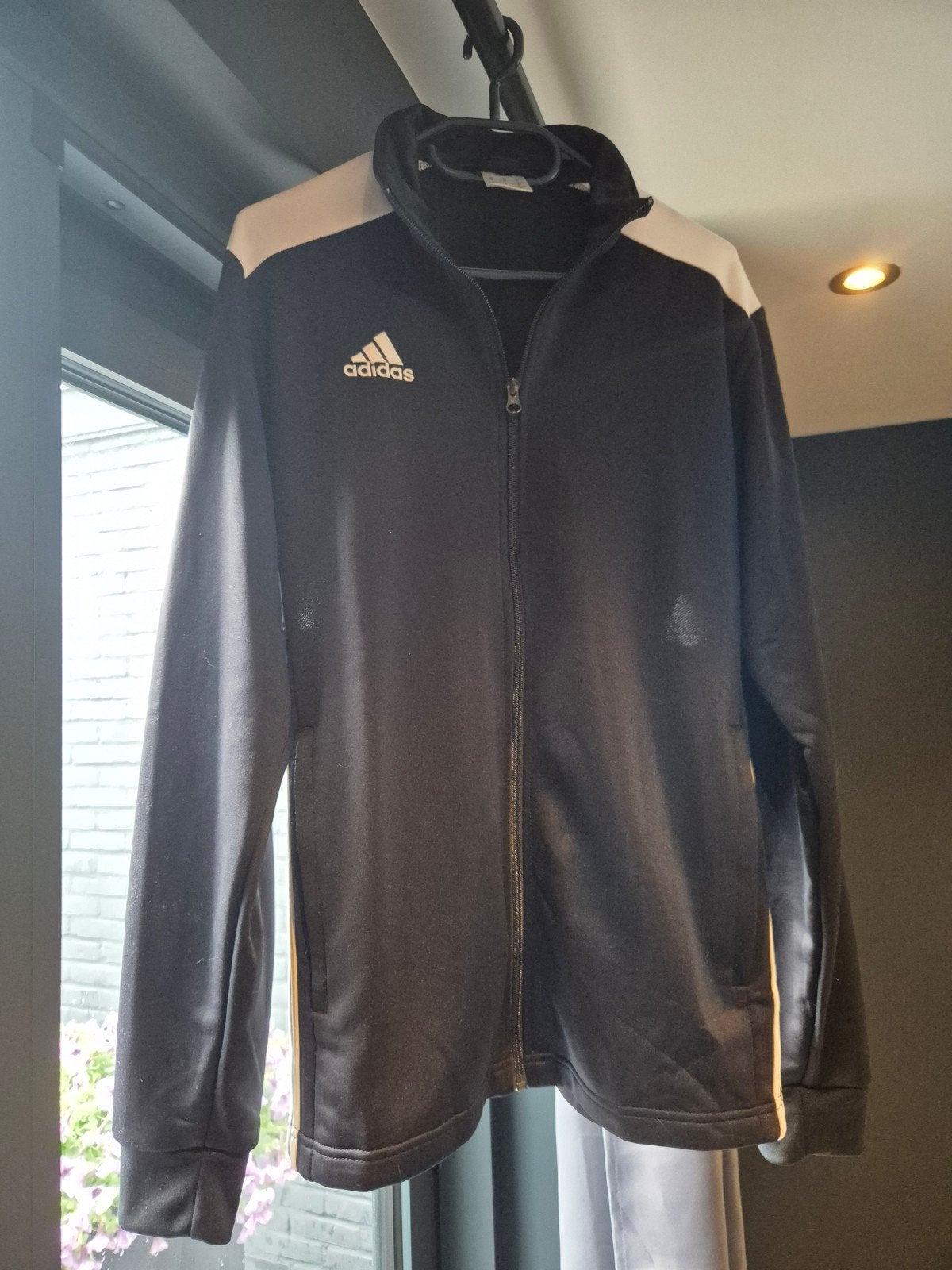 Adidas trainingjack
maat M, Maat 48/50 (M), Zwart, Ophalen of Verzenden, Zo goed als nieuw