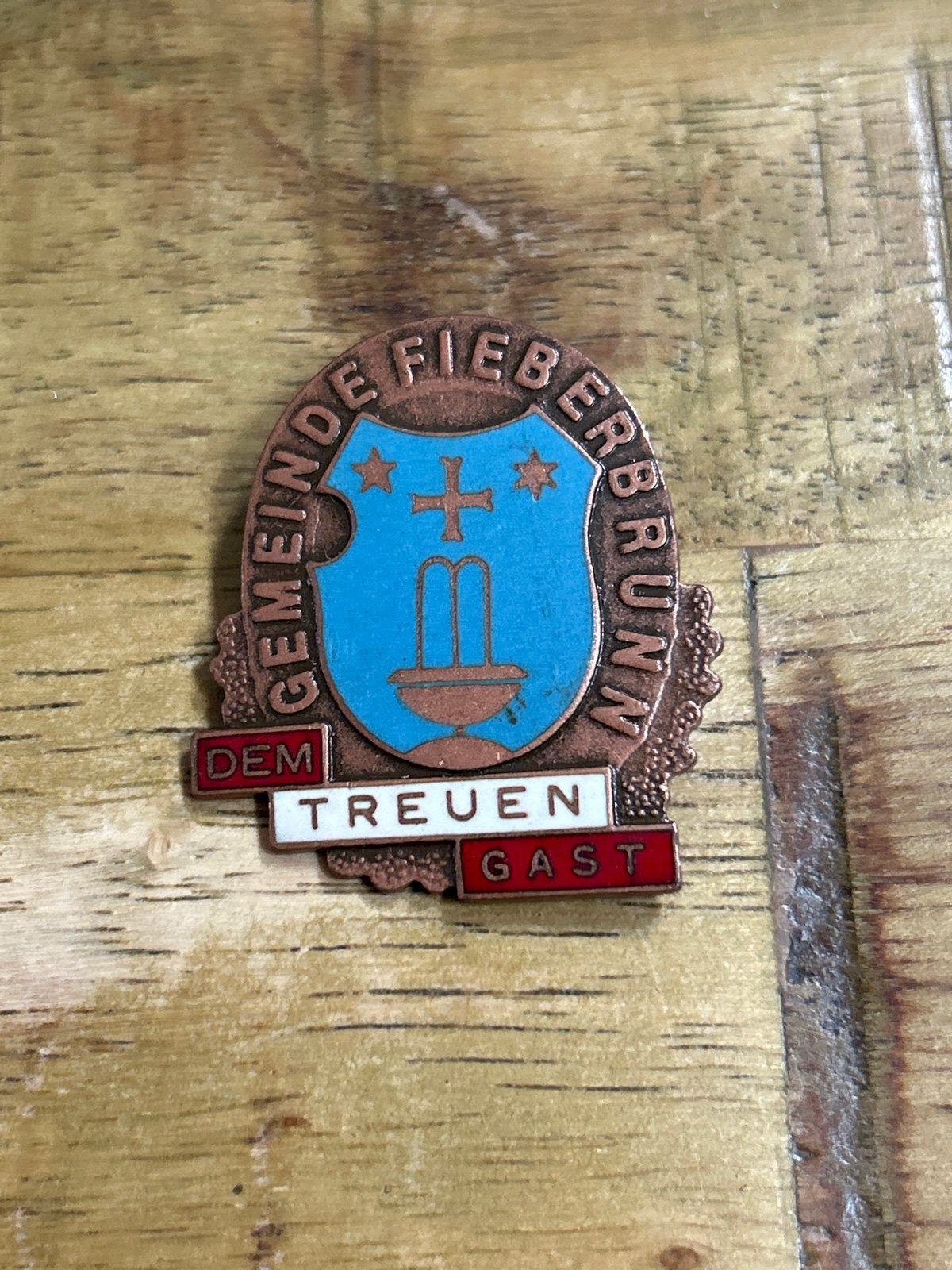 Vintage Speldje Gemeente Fieberbrunn - Dem Treuen Gast, Ophalen of Verzenden, Gebruikt, Stad of Land, Speldje of Pin