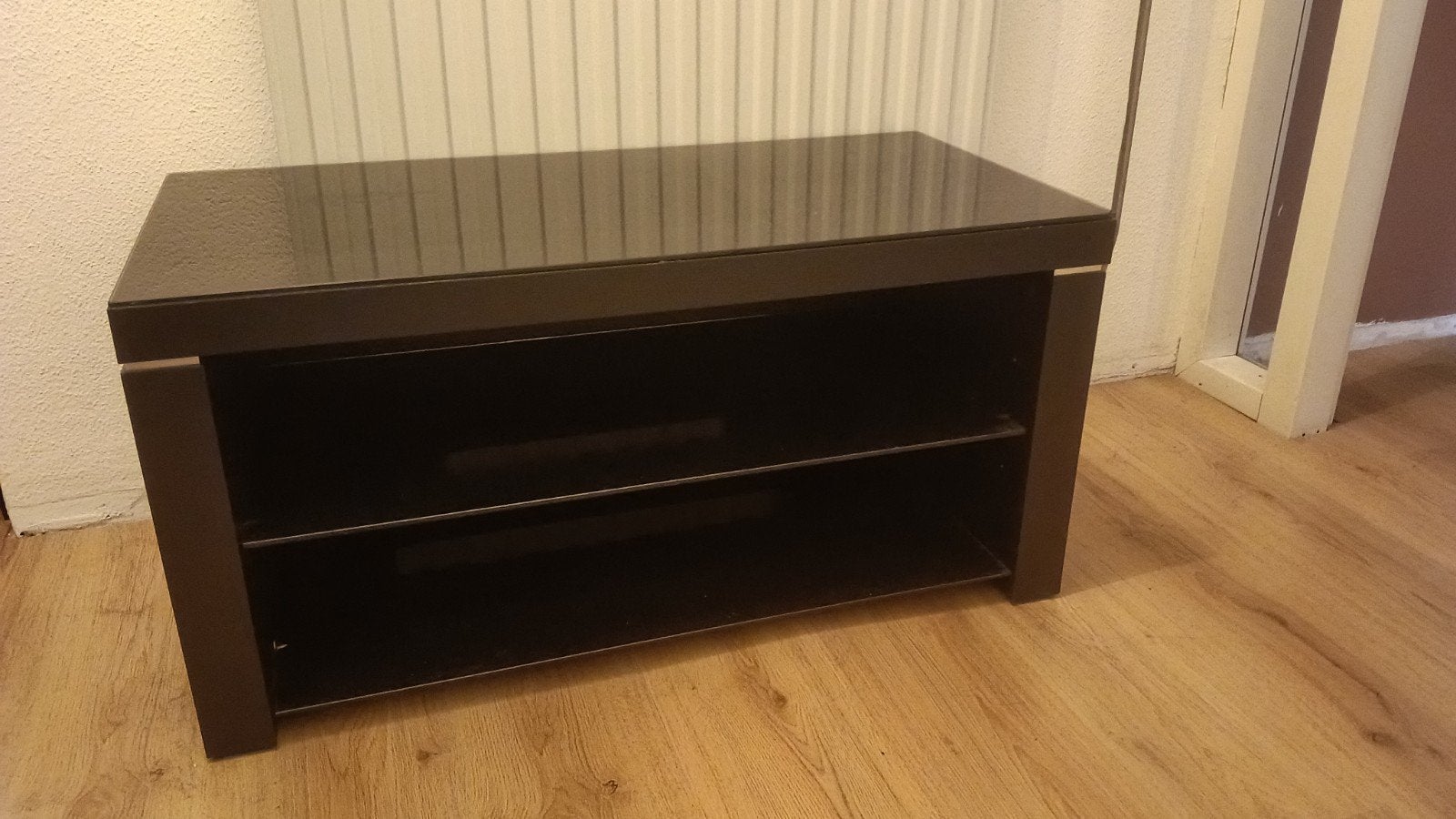 Zwart TV-meubel met glazen blad en twee planken, Gebruikt, 100 tot 150 cm, Overige houtsoorten, Ophalen of Verzenden