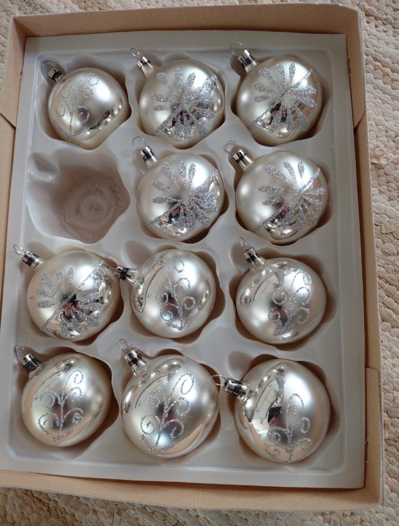 Zilverkleurige kerstballen , sierlijk patroon, Ophalen of Verzenden, Zo goed als nieuw