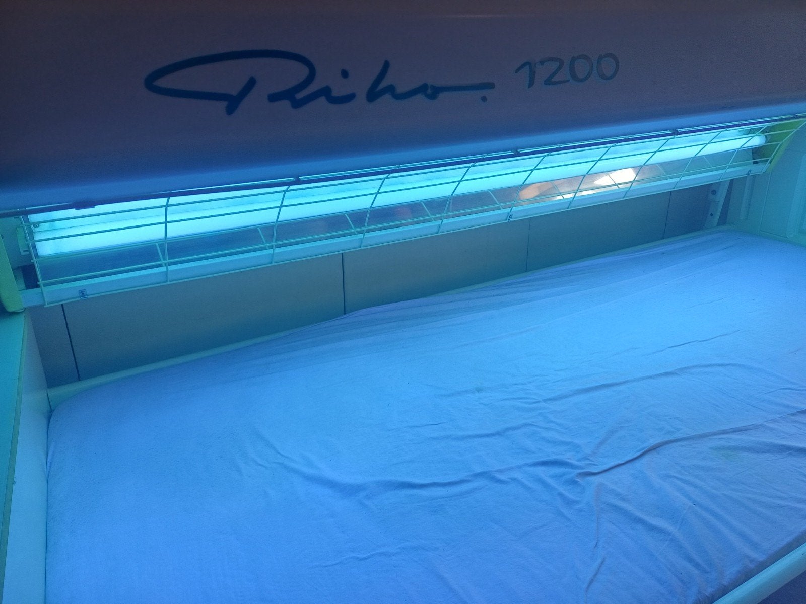Zonnebank Riho 1200 met 30 minuten timer - Zeer goed, Ophalen