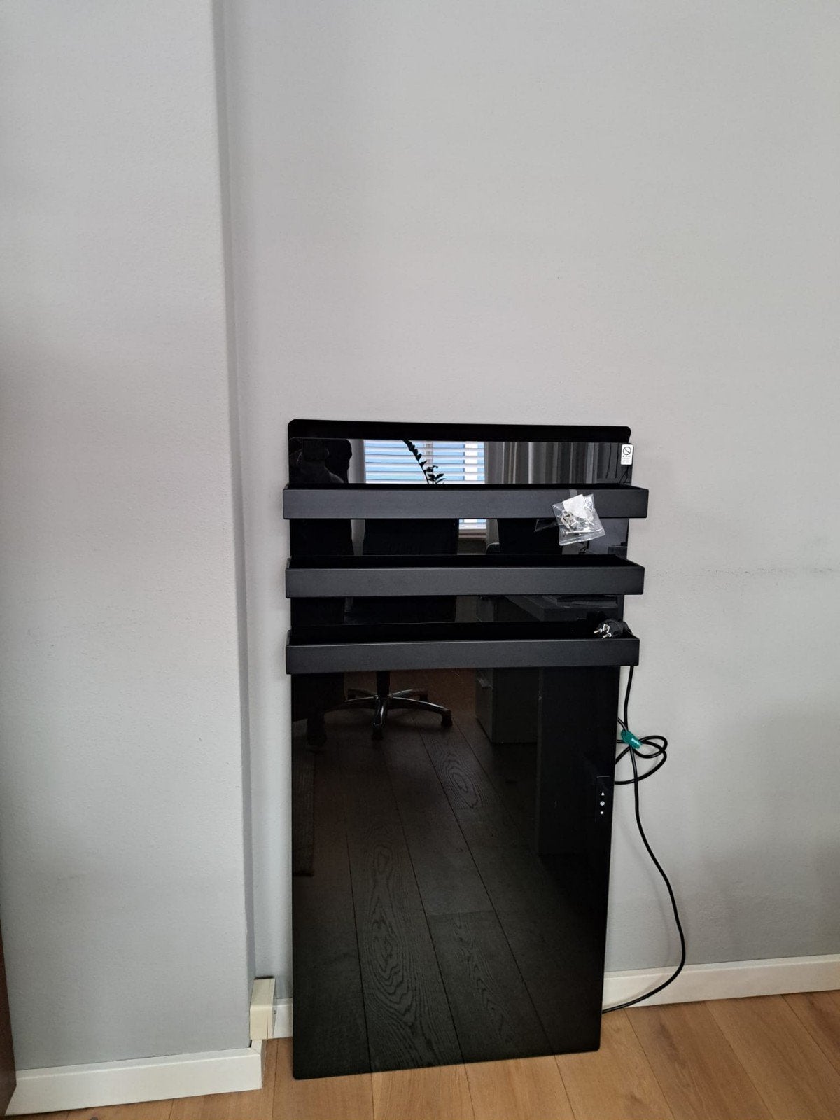 Stijlvolle Zwarte Elektrische Handdoekradiator, Radiator, Minder dan 60 cm, Ophalen of Verzenden, Zo goed als nieuw
